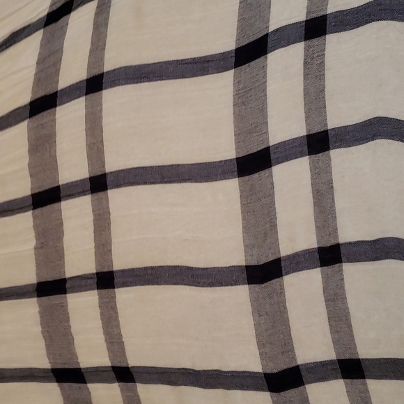 60in. x 28in. Scarf.  It is in excellent condition. - Picture 4 of 4